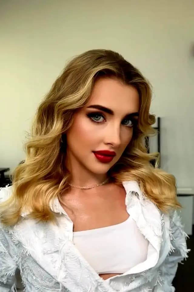 Angelina, 24