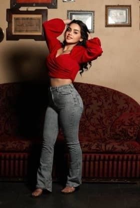Noor, 24