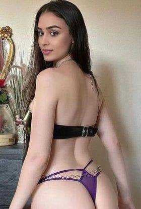 Mia, 26