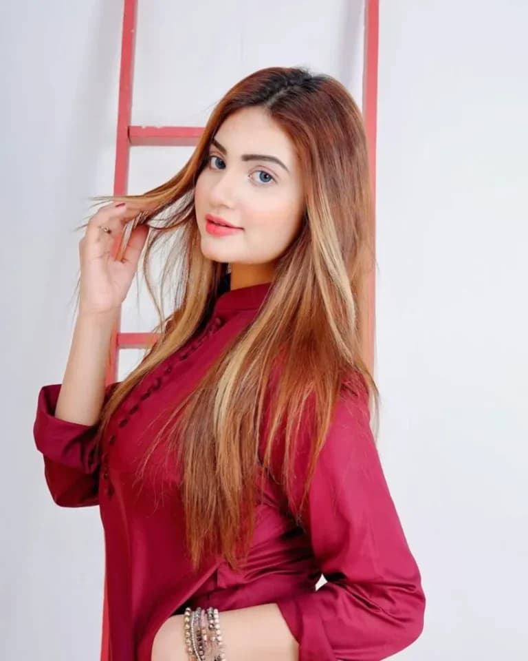 Aqsa, 21
